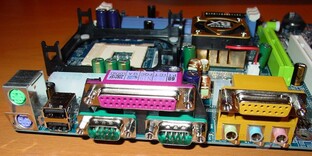 Gigabyte - GA-8SG667 - Anschlüsse - 2