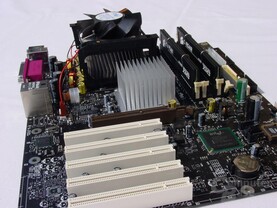 Intel D875PBZ mit Prozessor und RAM
