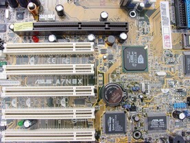 Zwischen PCI 2 und 3 das Zeichen für den nForce 2 400 Ultra, Rev. 2.0 Zwischen PCI 2 und 3 das Zeichen für den nForce 2 400 Ultra, Rev. 2.0