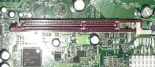 Epox 8RDA3+ AGP-Slot