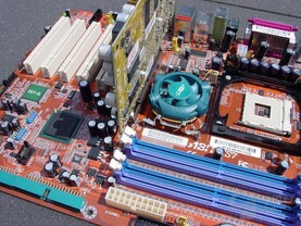 Abit IS7-G, Grafikkarte und die blockierten RAM-Slots
