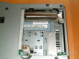 Kühlkörper der Heatpipe, Luftschlitze und Lüfteranschluss Kühlkörper der Heatpipe, Luftschlitze und Lüfteranschluss