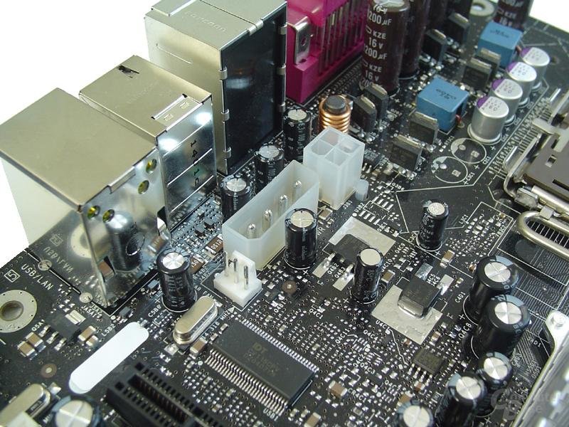 4-poliger Zusatzanschluss nach Intel-Referenz