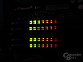 Vier Mal Corsair-Speicher mit LEDs bei Nacht