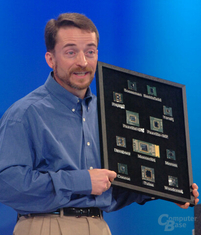Pat Gelsinger zeigt Die auf dem IDF Spring 2006