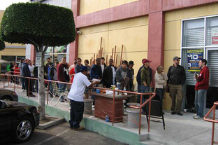 Warteschlange vor der EB Games Shop (Quelle IGN.com)