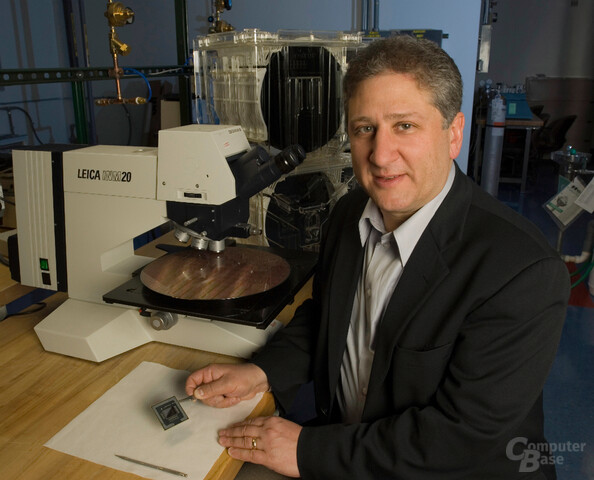 IBM Fellow Dan Edelstein präsentiert Power 6-Versuchschip mit Airgaps IBM Fellow Dan Edelstein präsentiert Power 6-Versuchschip mit Airgaps
