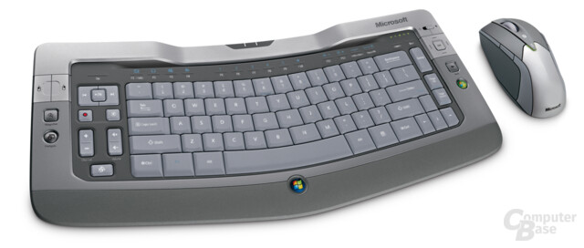 Microsoft Wireless Entertainment Desktop 8000 – ab September 2007 verfügbare Multimedia-Tastatur mit Maus. Preisempfehlung 299,99 Euro. Zum Teil gebürstetes Aluminium, Ladestation für Tastatur, inkl. USB-2.0-Hub. Alle Tasten beleuchtet.