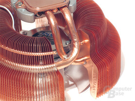 Sauber eingelassen – die Heatpipes als einziger Kontakt zwischen Lamellen und Boden