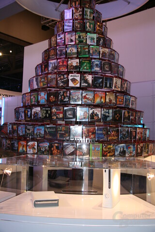 HD-DVD-Laufwerk für die Xbox 360 vor einer Wand aus HD-DVD-Filmen auf der CES