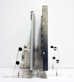 Rechts ein übliches 24-Zoll-Panel, links das dünnere Design von AUO