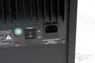 Netzanschluss am Subwoofer