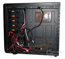 Xigmatek Midgard – "Kabelführung" hinter dem Mainboardtray Xigmatek Midgard – "Kabelführung" hinter dem Mainboardtray