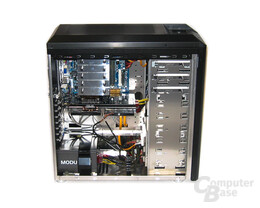 24 Innenraum mit Hardware