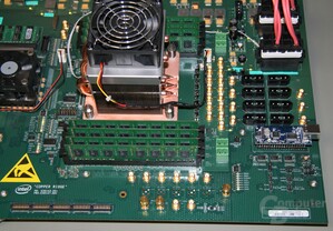 48-Kern-Prozessor auf Mainboard „Copper Ridge“