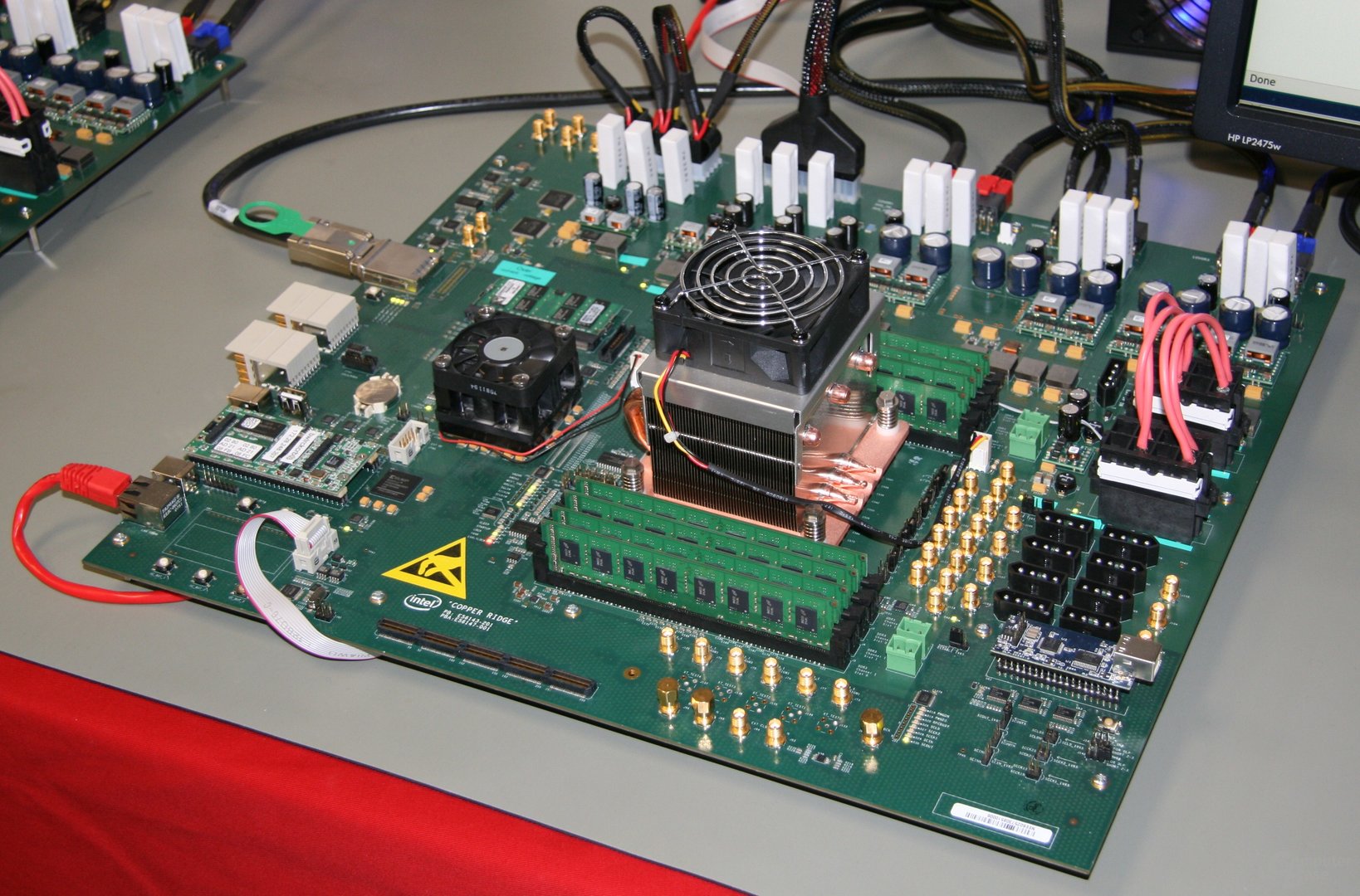 48-Kern-Prozessor auf Mainboard „Copper Ridge“