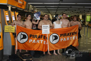 Fleshmob der Piratenpartei als Protest gegen Nacktscanner Fleshmob der Piratenpartei als Protest gegen Nacktscanner