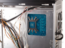 Lian Li PC-A77F – Aussparung für CPU-Kühler Lian Li PC-A77F – Aussparung für CPU-Kühler