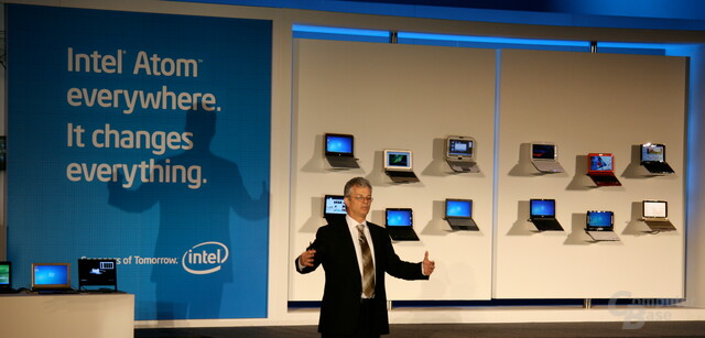 Perlmutter auf der Keynote vor der Atom-Wand