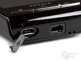 Xperia X10 mini von unten, geöffnete Micro-USB-Buchse Xperia X10 mini von unten, geöffnete Micro-USB-Buchse