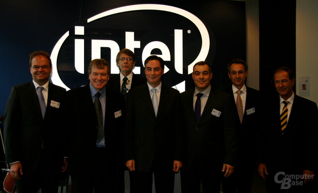Intel-Prominenz umringt David McAllister (Mitte)