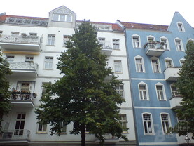 Kameraaufnahme 3 (Baum vor Fassaden) Kameraaufnahme 3 (Baum vor Fassaden)