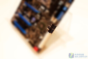 X68-Board mit Sockel R (LGA 2011)