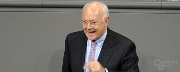 Hans-Peter Uhl (innenpolitischer Sprecher der Unionsfraktion, CSU) konnte der Politiker-LAN, die unter anderem von seiner Parteikollegin Dorothee Bär initiiert wurde, nichts abgewinnen.