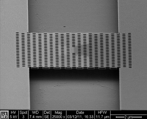 Bild des Wafers mit wabenförmigem Loch-Muster | Jelena Vuckovic