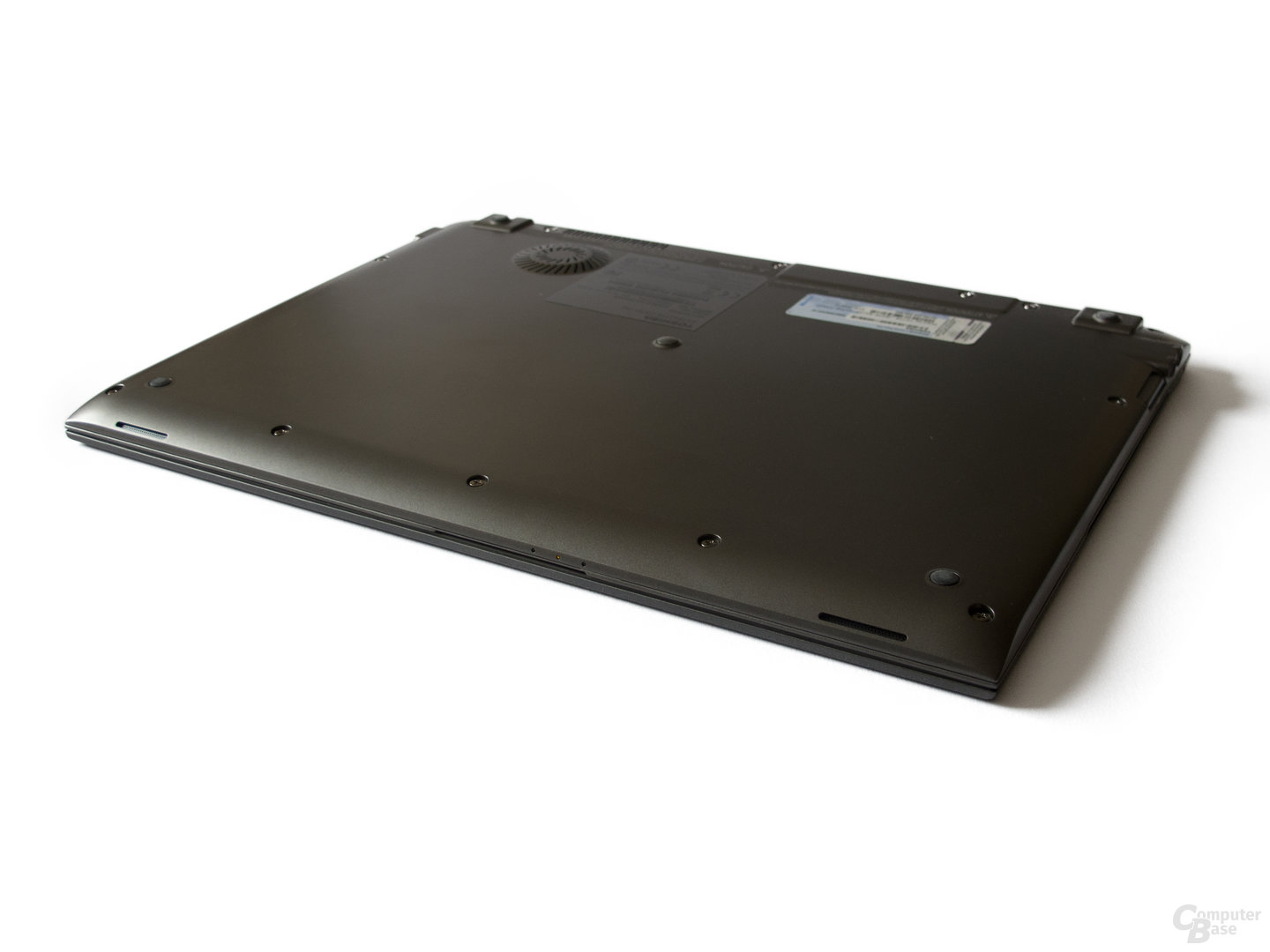 Toshiba Satellite Z830: Bodenplatte nur unnötig schwer entfernbar