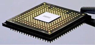 Holey Optochip in optischem Modul
