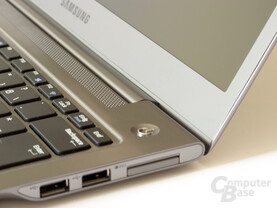 Samsung 530U3B: Einschalter und Scharnier