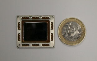 AMDs „Trinity“ im Größenvergleich zur Euro-Münze
