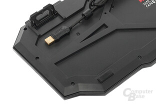 Ozone Blade – Aufstellfüße und USB-Stecker