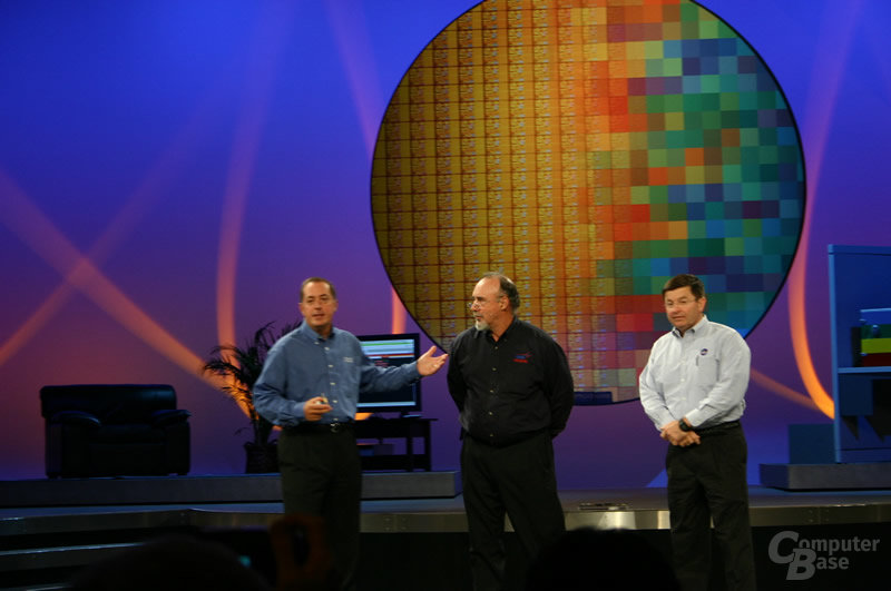 Paul Otellini mit Walt Brooks, Chef der NASA Advanced Supercomputing (NAS) Division, und US-Astronaut Ken Cameron während Otellinis Keynote auf dem IDF Fall 2004 (von links)