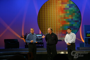 Paul Otellini mit Walt Brooks, Chef der NASA Advanced Supercomputing (NAS) Division, und US-Astronaut Ken Cameron während Otellinis Keynote auf dem IDF Fall 2004 (von links)