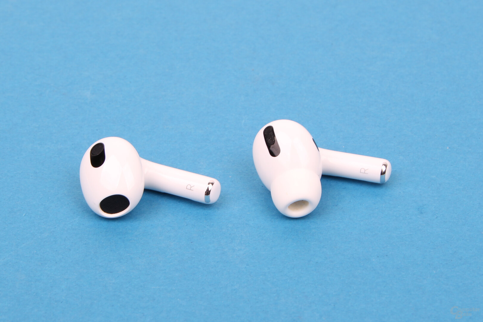 Apple AirPods (3. Generation) neben AirPods Pro