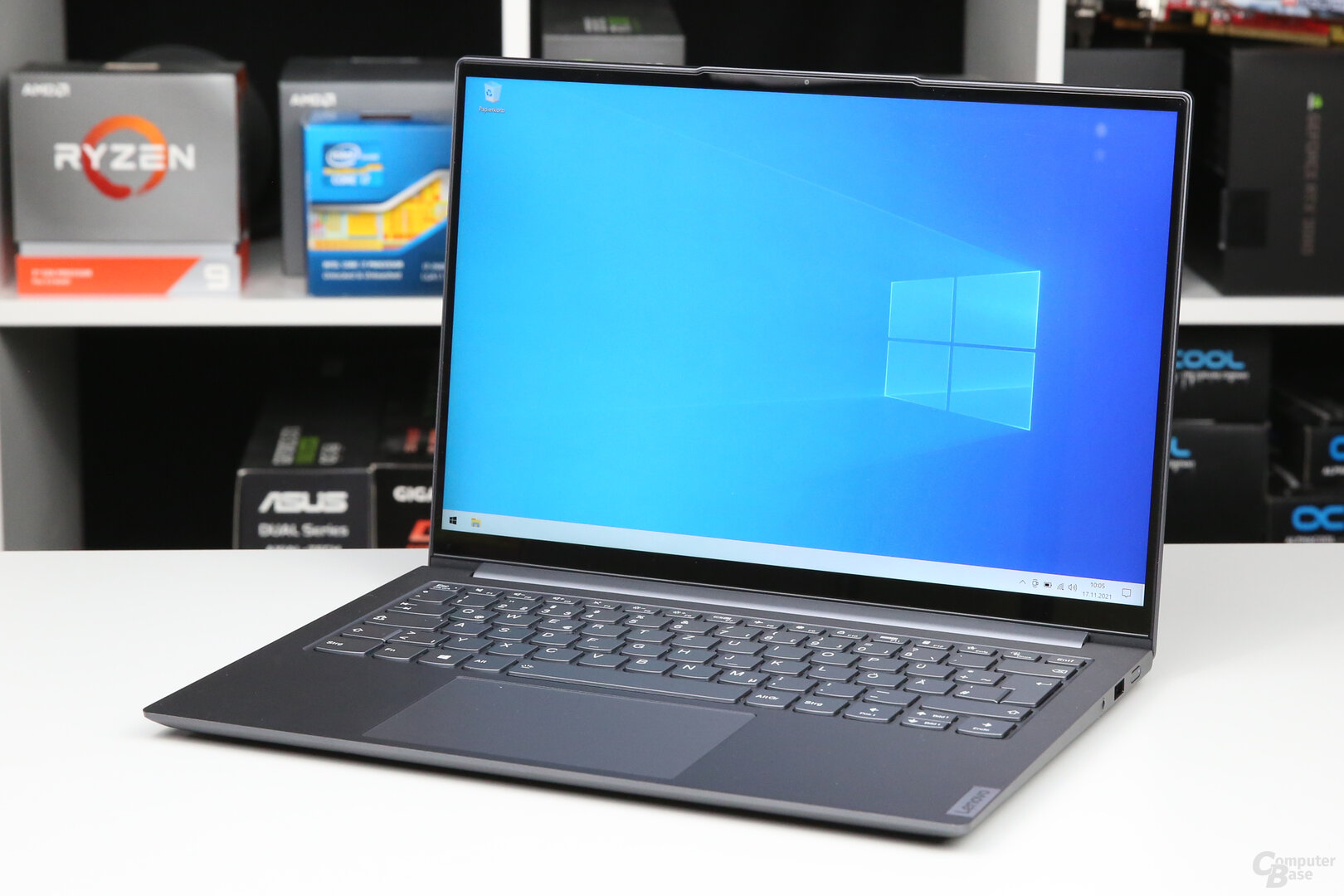 Der Bildschirm arbeitet mit 90 Hz und beherrscht Dolby Vision