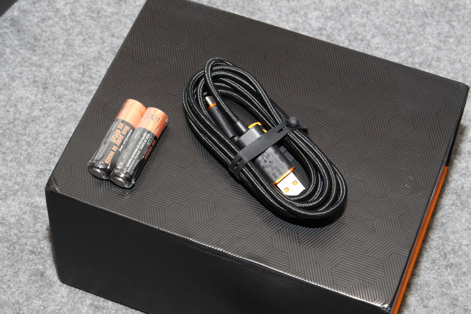 Lieferumfang: USB-C-Kabel (2 Meter), Batterien, Kurzanleitung