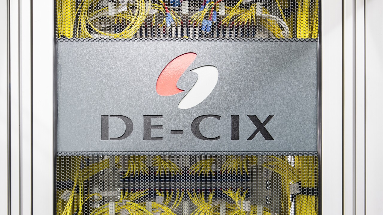 Über 38 Exabyte in 2021: Neuer Rekord an den DE-CIX-Internetknotenpunkten