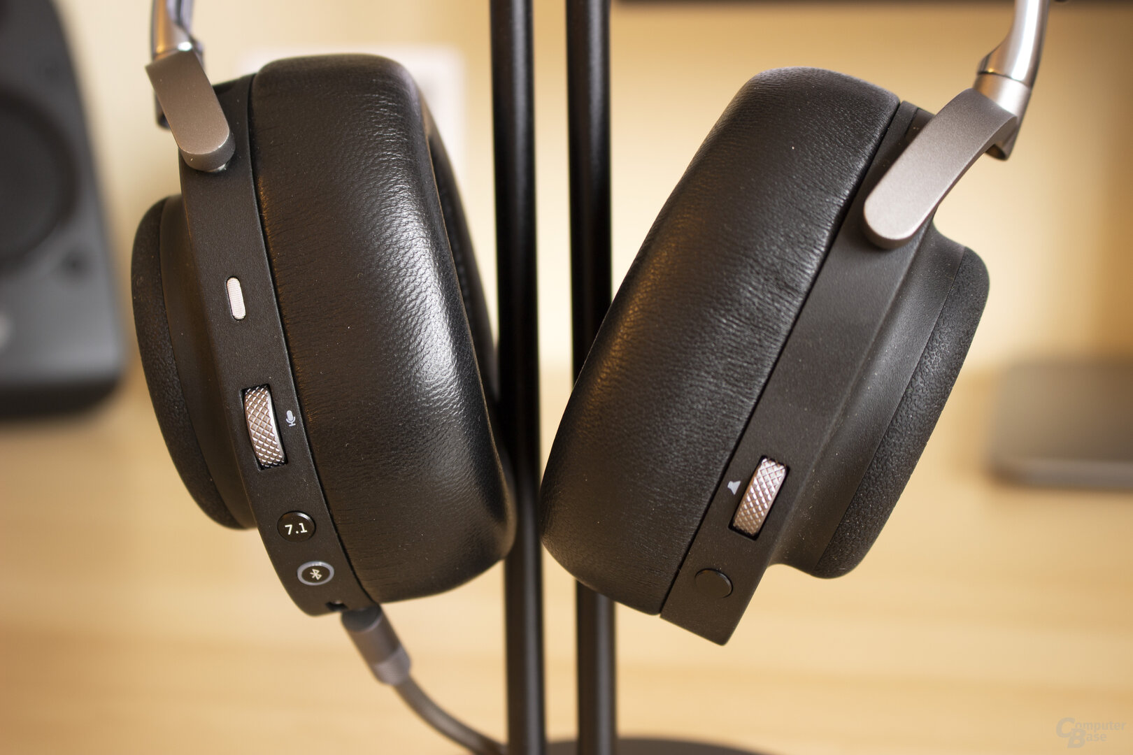 Das MG20 besitzt die wichtigsten Bedienelemente direkt am Headset