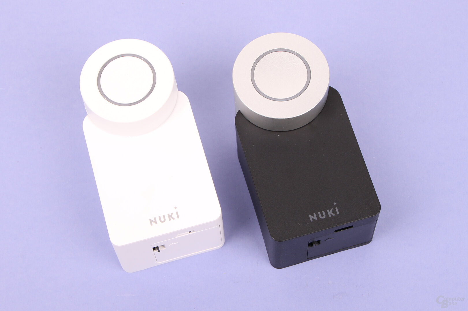 Nuki Smart Lock 3.0 (l) und Smart Lock 1.0 (r)