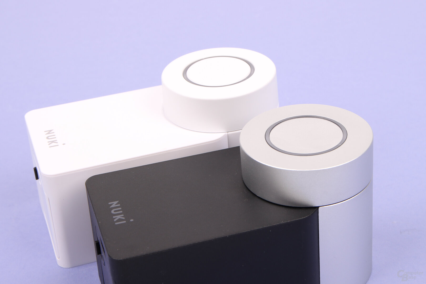Nuki Smart Lock 3.0 (o) und Smart Lock 1.0 (u)