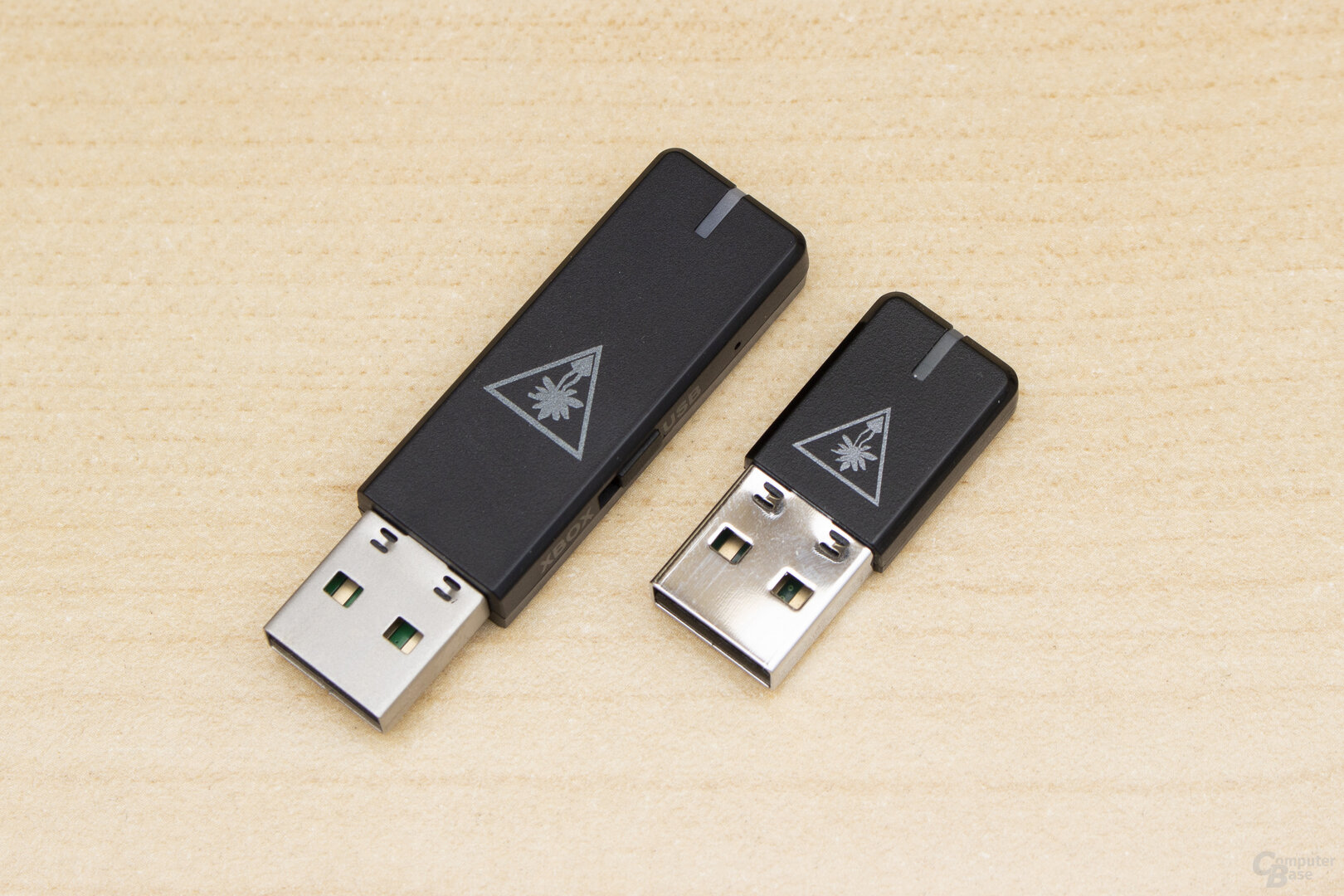 Das USB-Dongle des Stealth 600 Gen 2 Max (links) fällt etwas größer aus