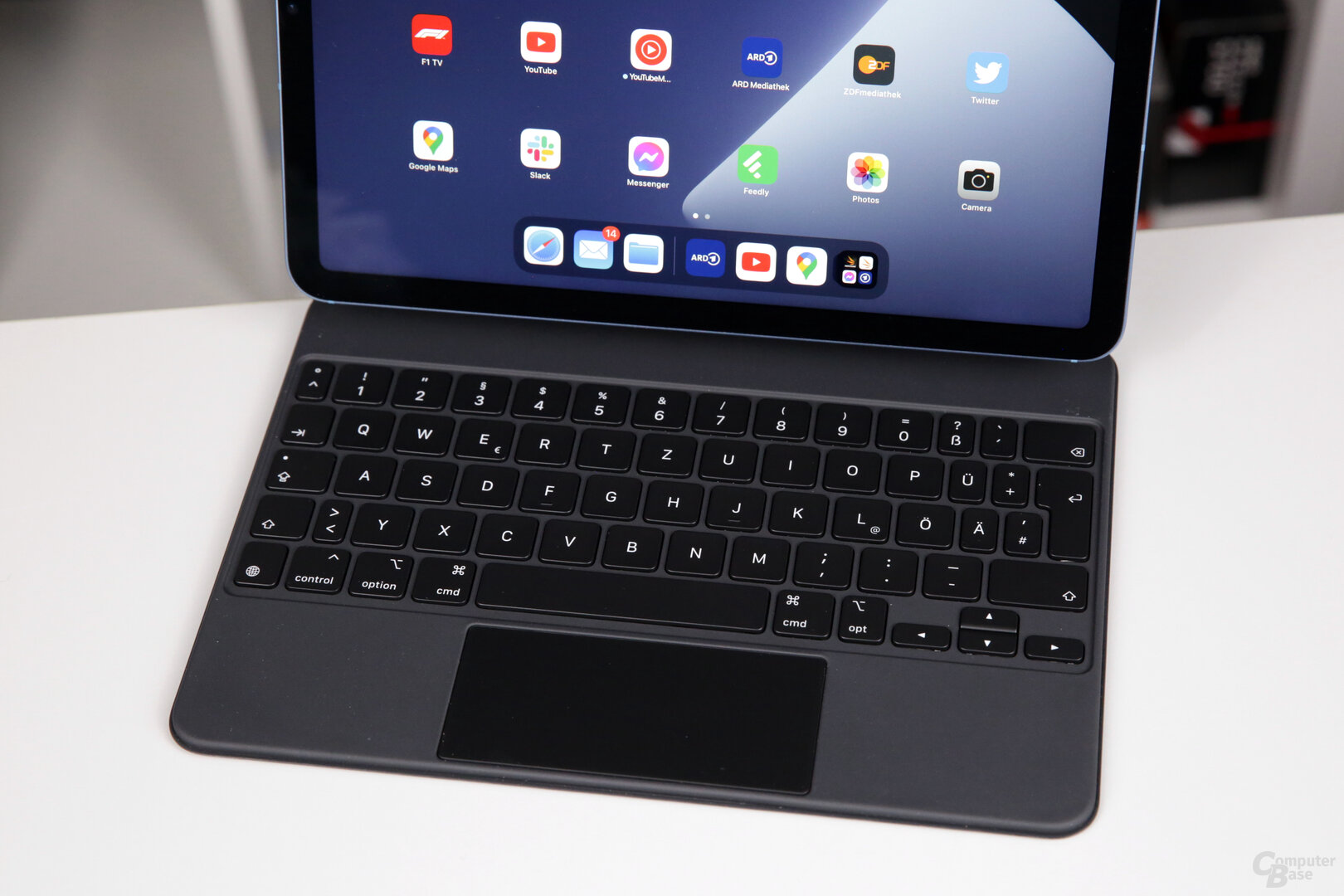 Magic Keyboard bersifat opsional seharga €339