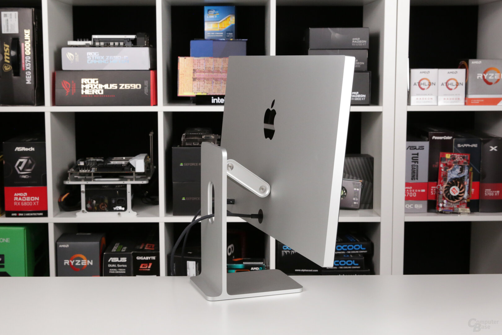 Das Apple Studio Display lässt sich auch neigen
