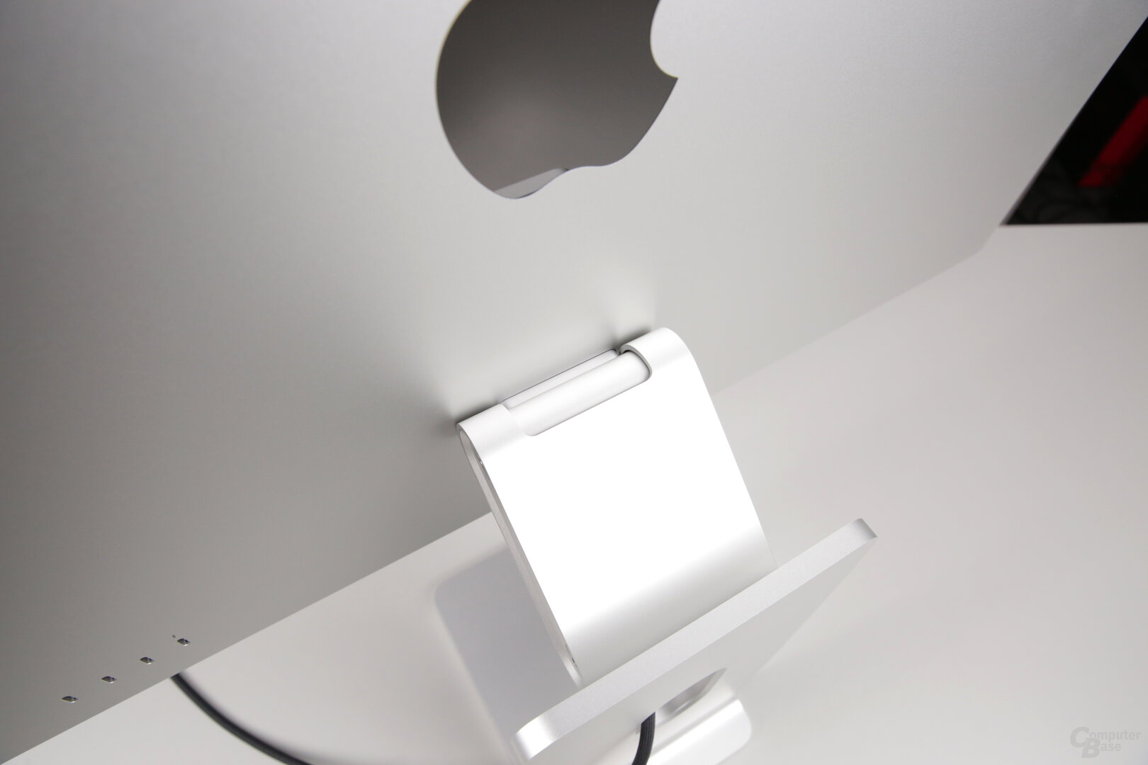 Apple Studio Display: Der Standfuß ist fest mit dem Display verbunden