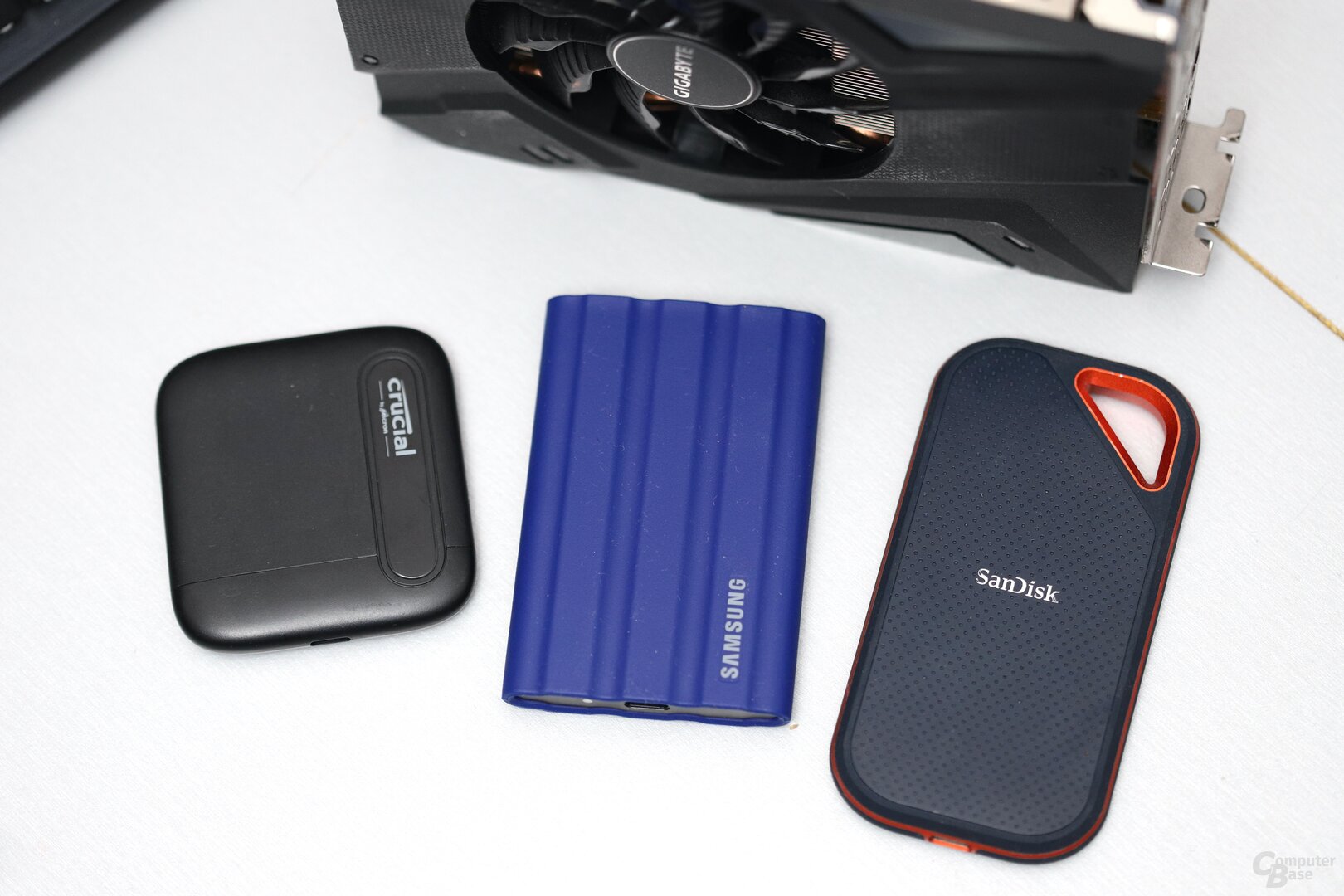 Crucial X6, Samsung T7 Shield, SanDisk Extreme Pro (von links nach rechts)