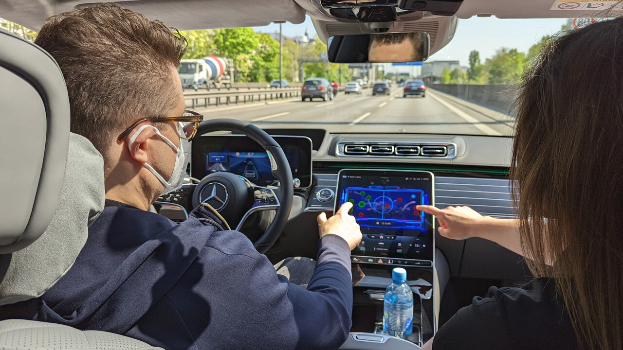Mercedes-Benz Drive Pilot im Test: Level 3 erlaubt Filme und Spiele beim Fahren