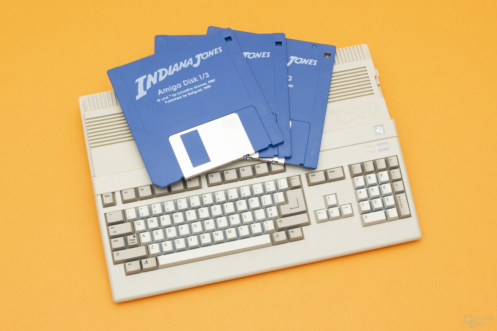TheA500 Mini im Vergleich zu seinerzeit genutzten 3,5''-Disketten